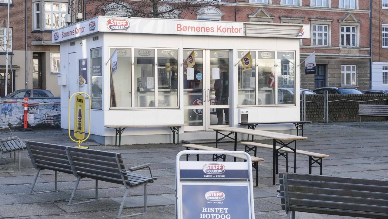 Grill- og pølsehytten på Frederiksbjerg Torv set ude fra torvet