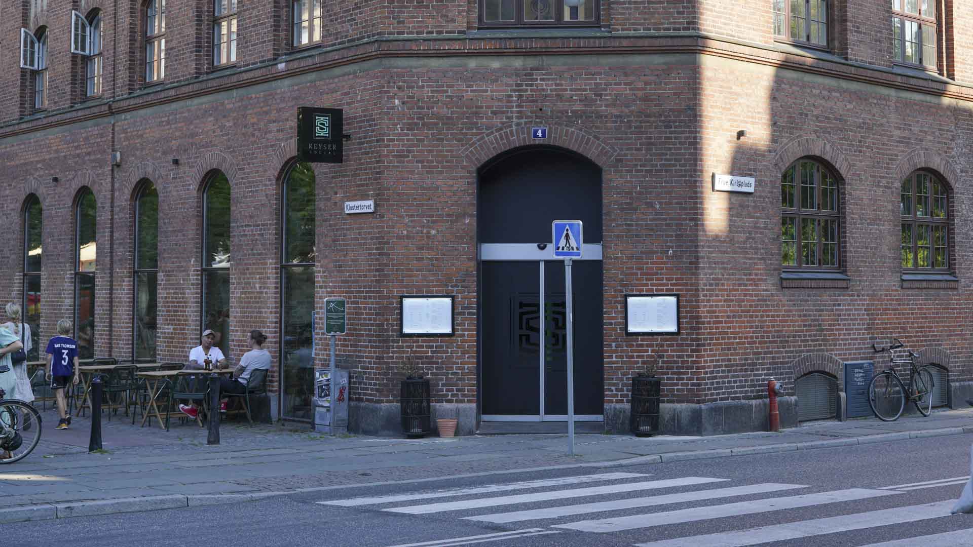 Hovedindgangen til Keyser Social i Århus på en sensommerdag i 2021