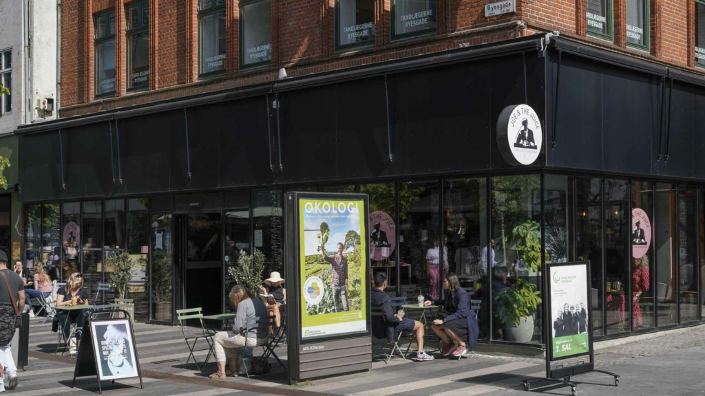 Joe & The Juice på Str&oslash;get set udefra Ryesgade af