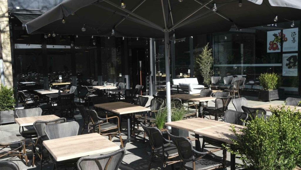 Den store hyggelige terrasse hos Restaurant Nögen ved Baneg&aring;rden i Aarhus