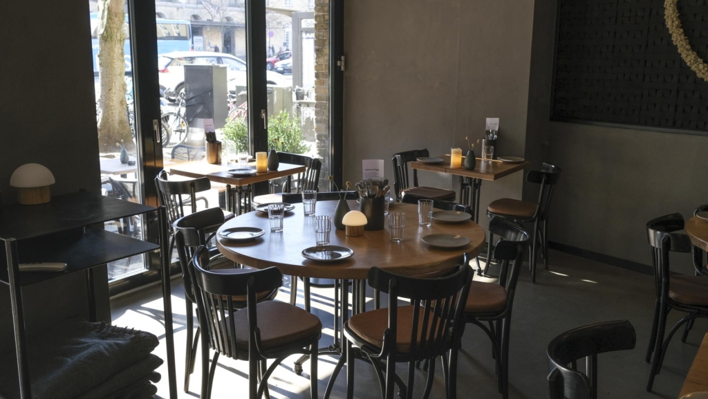Sådan ser bordene ud lige før åbning hos Restaurant Nögen i Aarhus