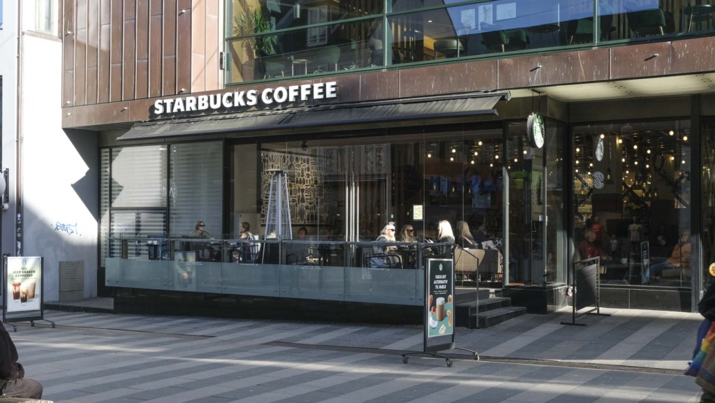 Starbucks i Salling set udefra Strøget af