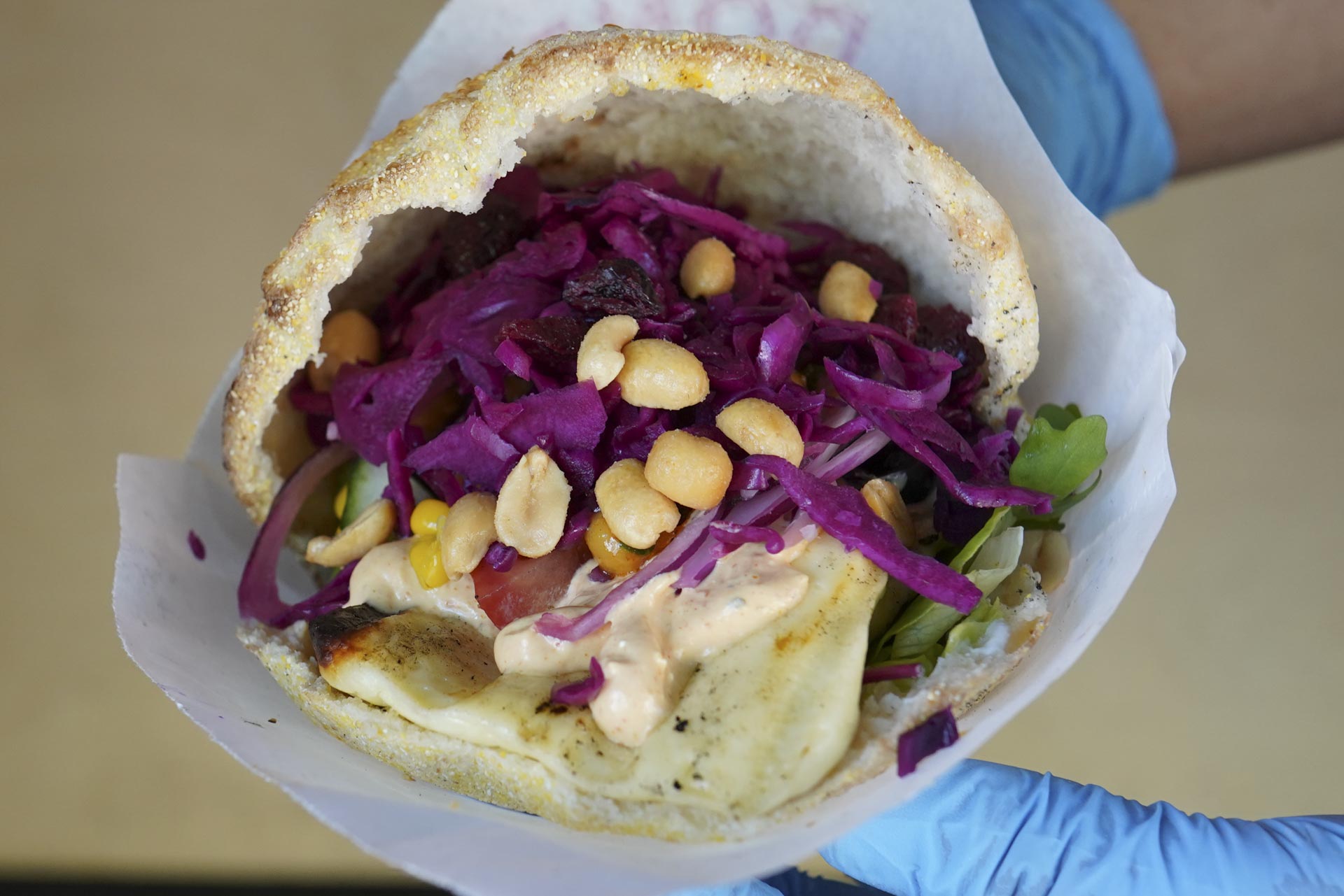 Et friskbagt pitabrød med hallumi hos The Original Pita