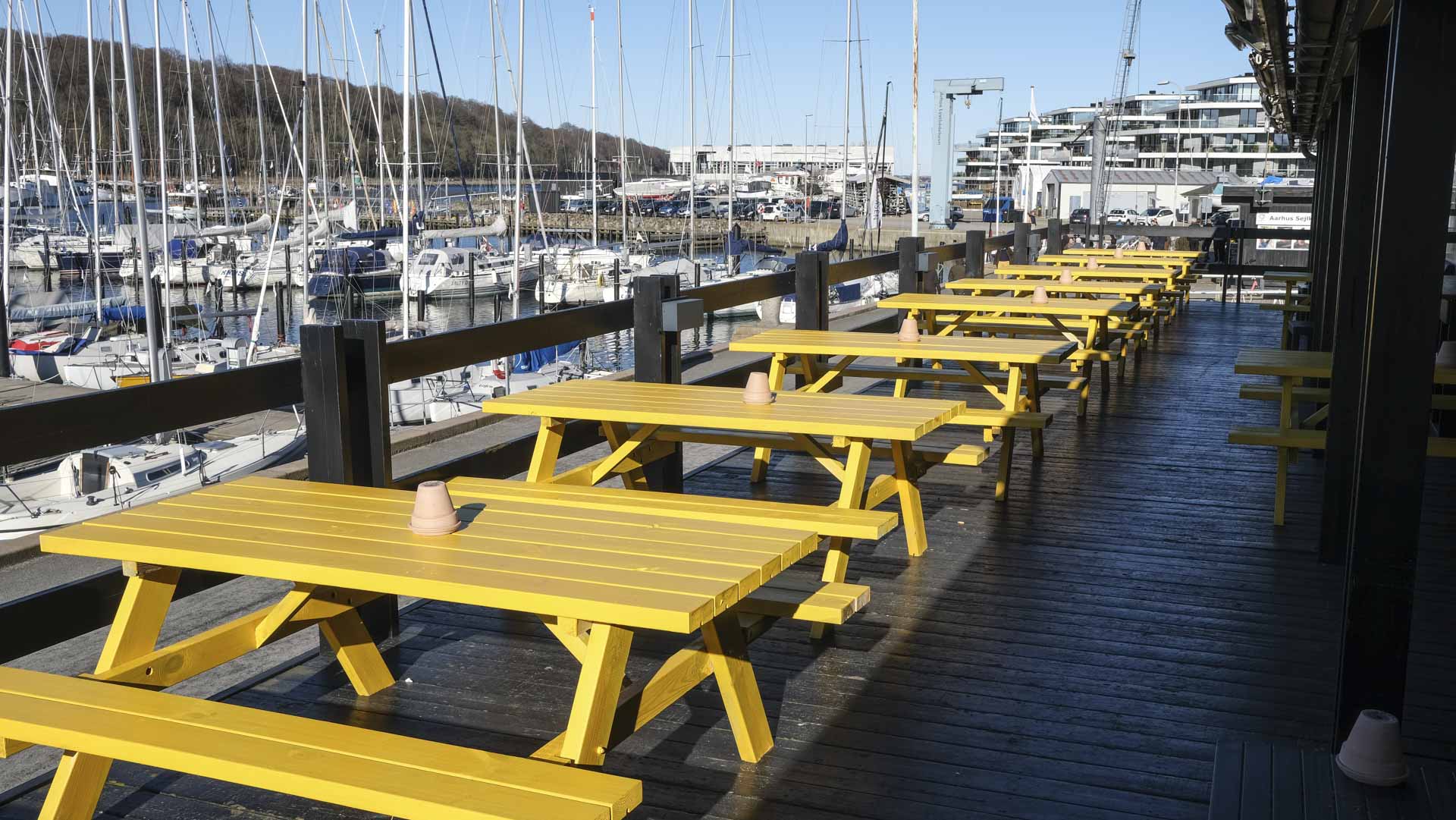 Den store terrasse ved Lula på den gamle lystbådehavn i Aarhus