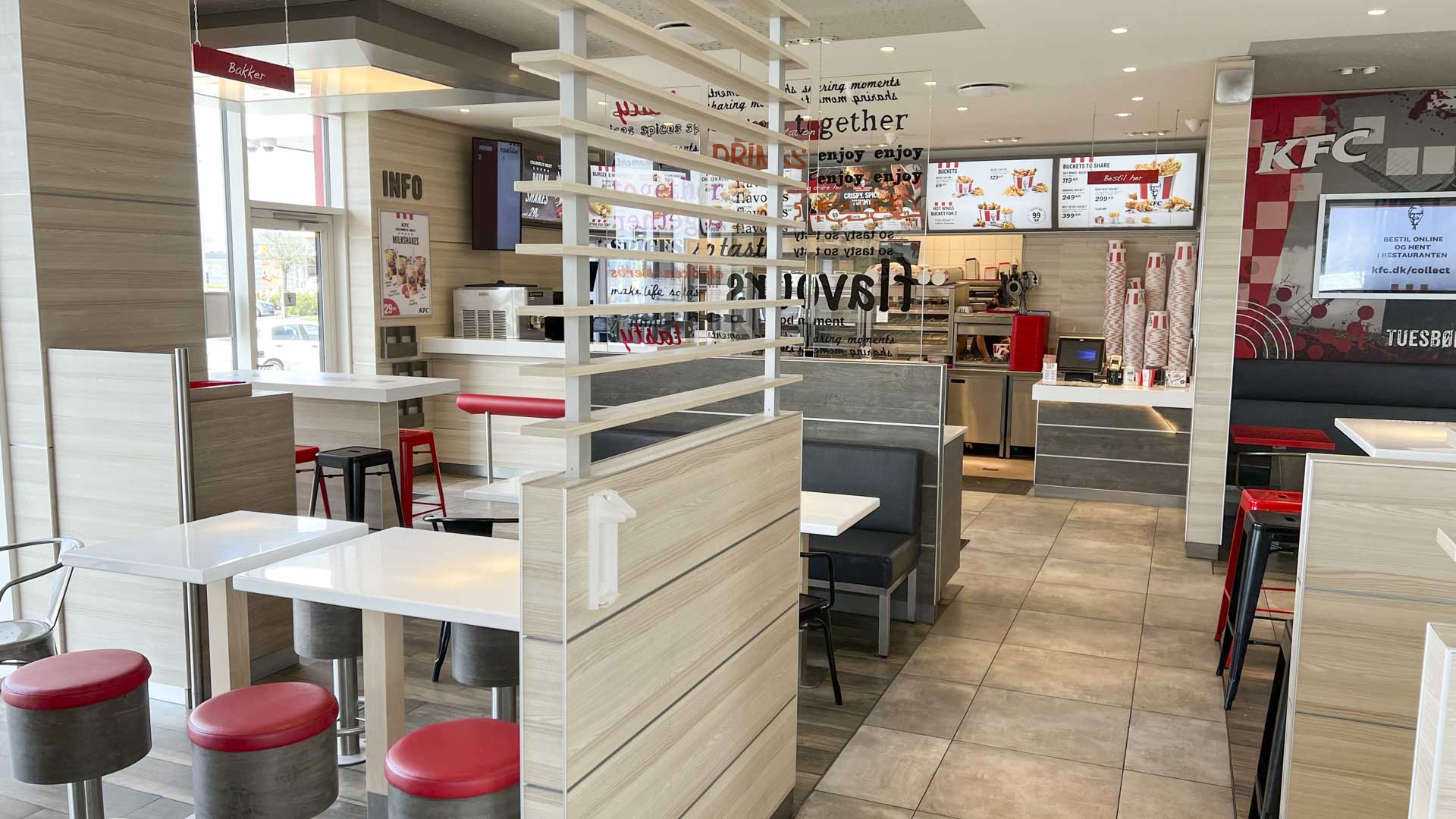 Meget konceptagtig indretning hos KFC i Tilst