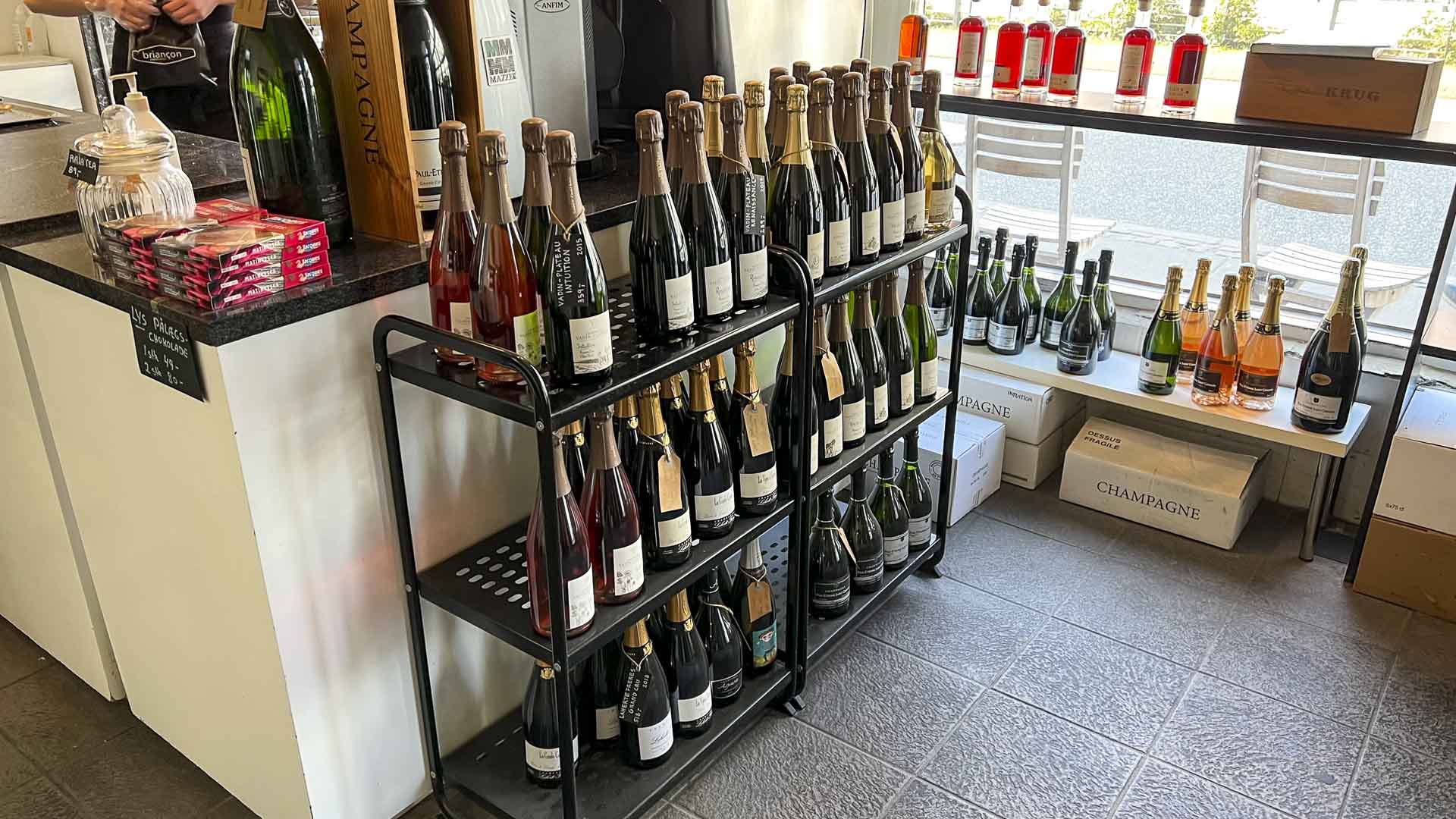 Lidt af udvalget af Champagne hos Briançon ved åen