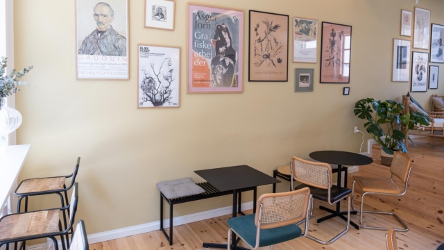 Fryden Kaffebar har fine billeder på væggene