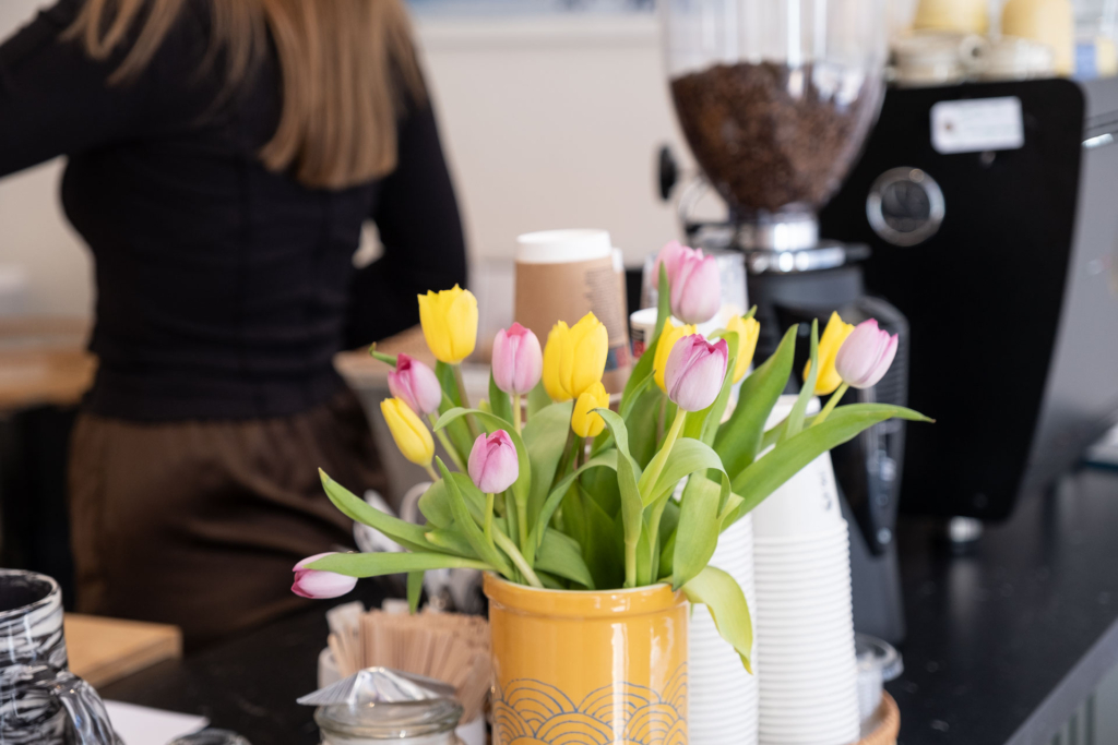 Der er altid friske blomster hos Fryden Kaffebar i Århus