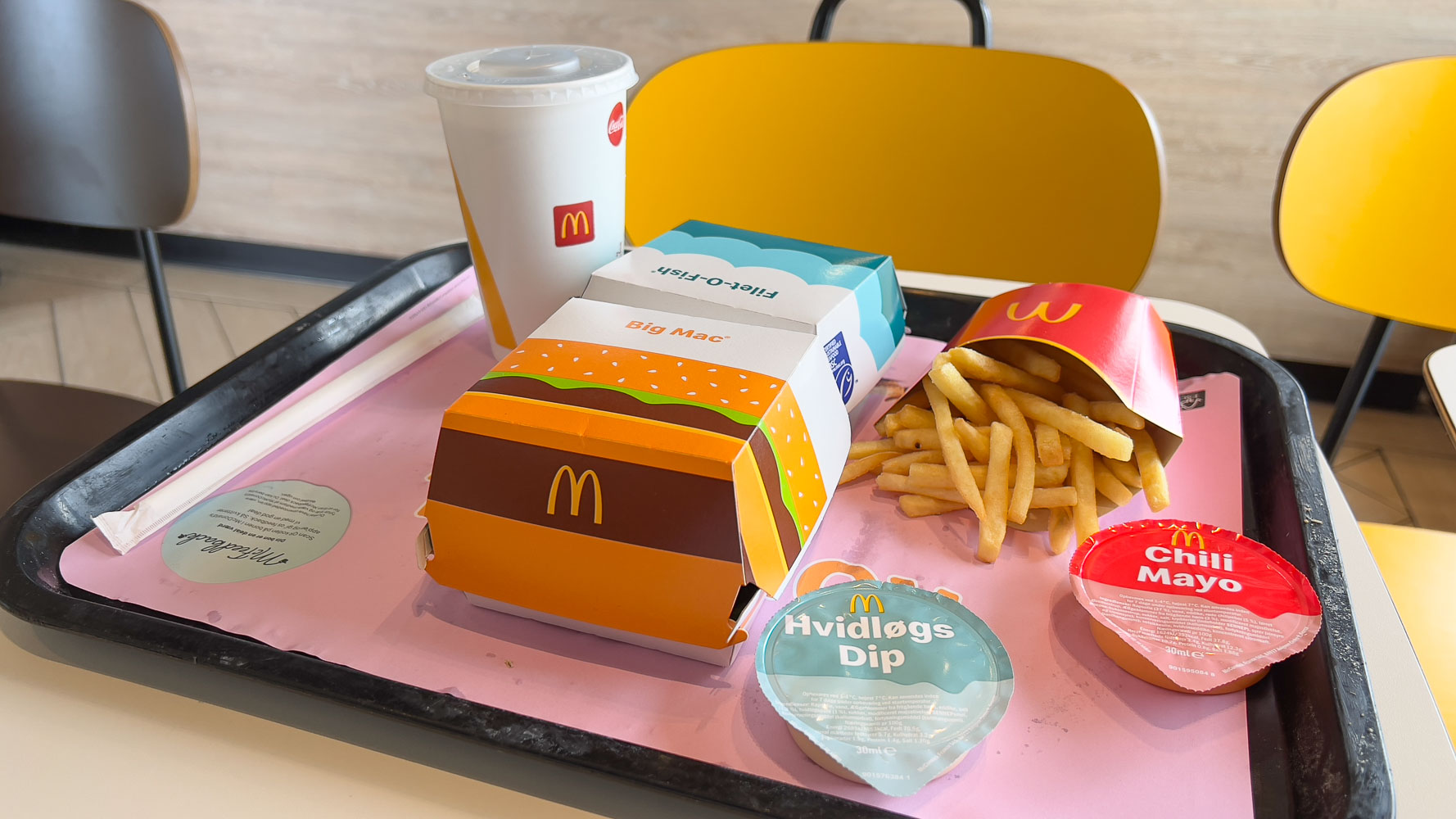 En omgang burgere hos McDonald's i Tilst