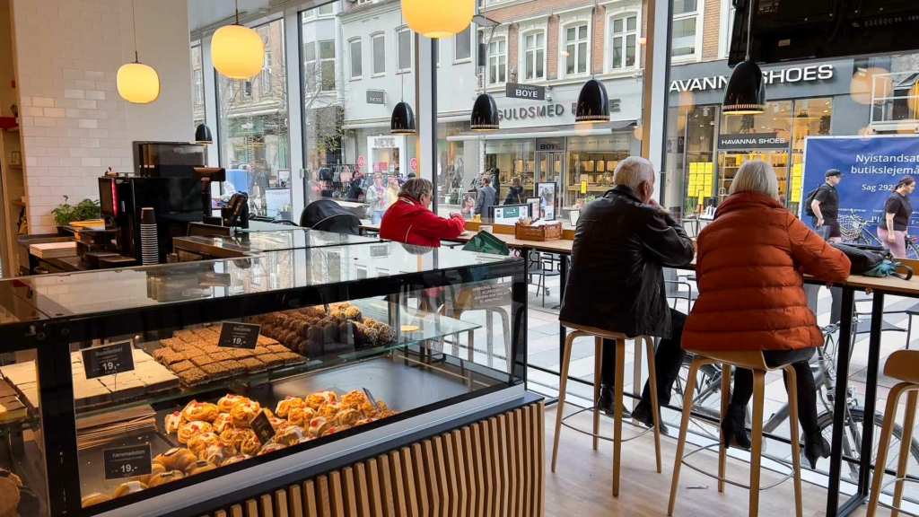 Salling Bager og Café på Strøget Aarhus frirum med brød...