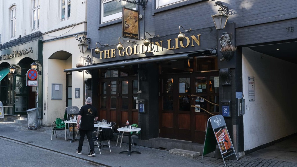 The Golden Lion Pub set udefra gaden