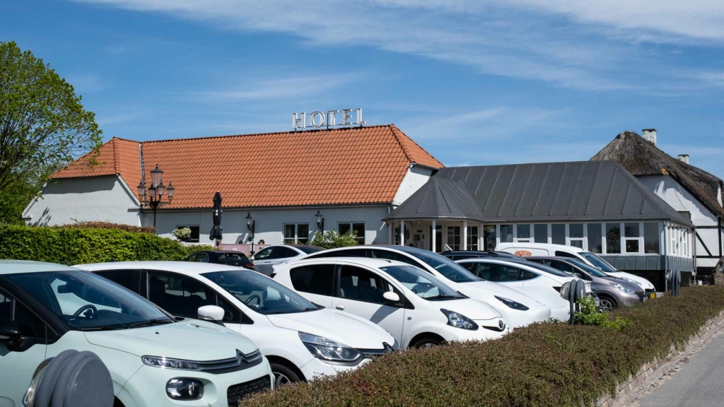 Den forreste p-plads ved Årslev Kro