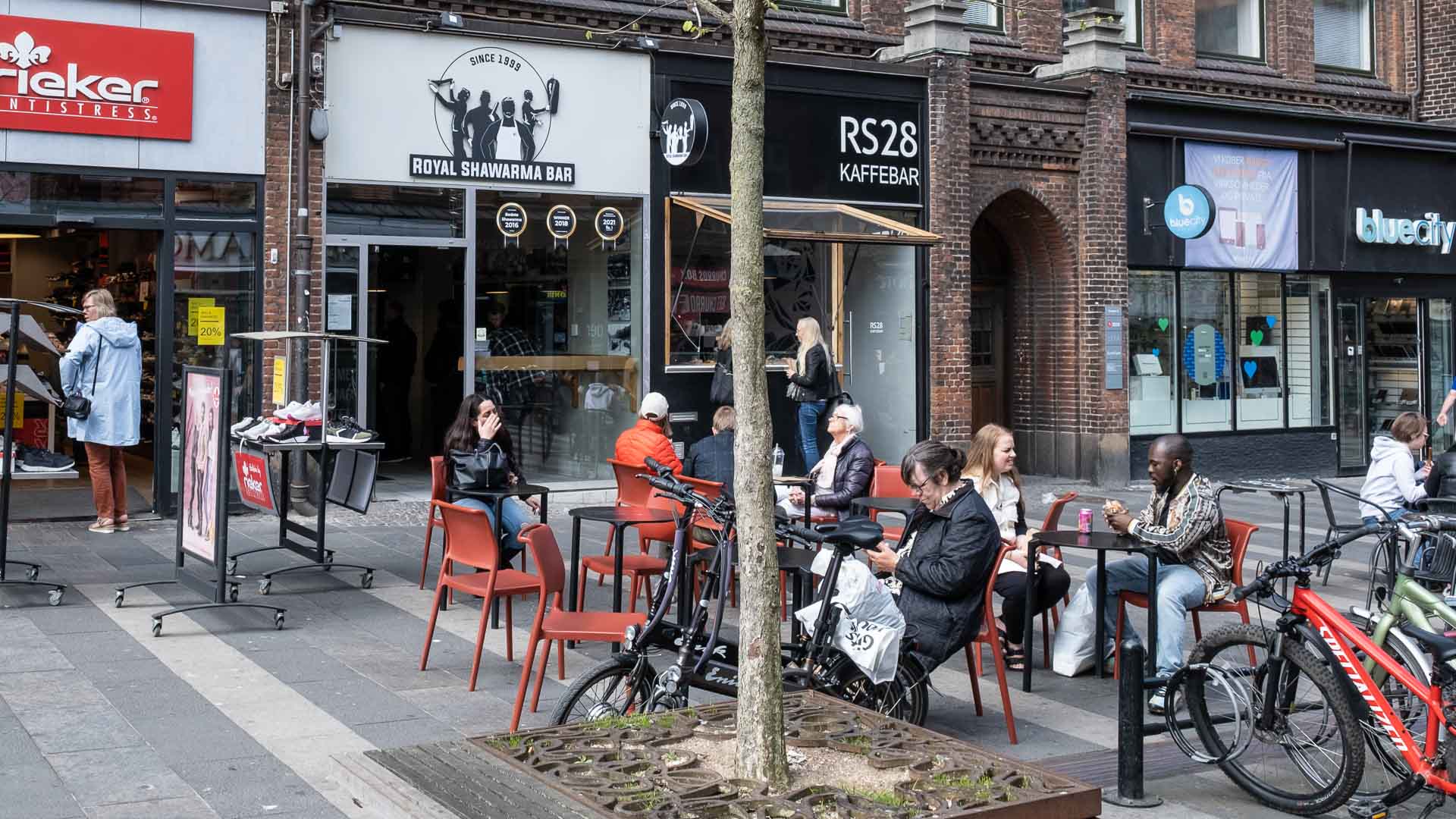 Her sidder kunderne og spiser uden for Royal Shawarma Bar