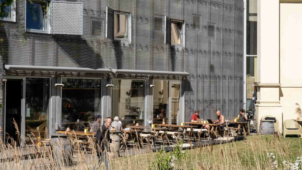 Pica Pica ved &aring;en ligger i solsiden.