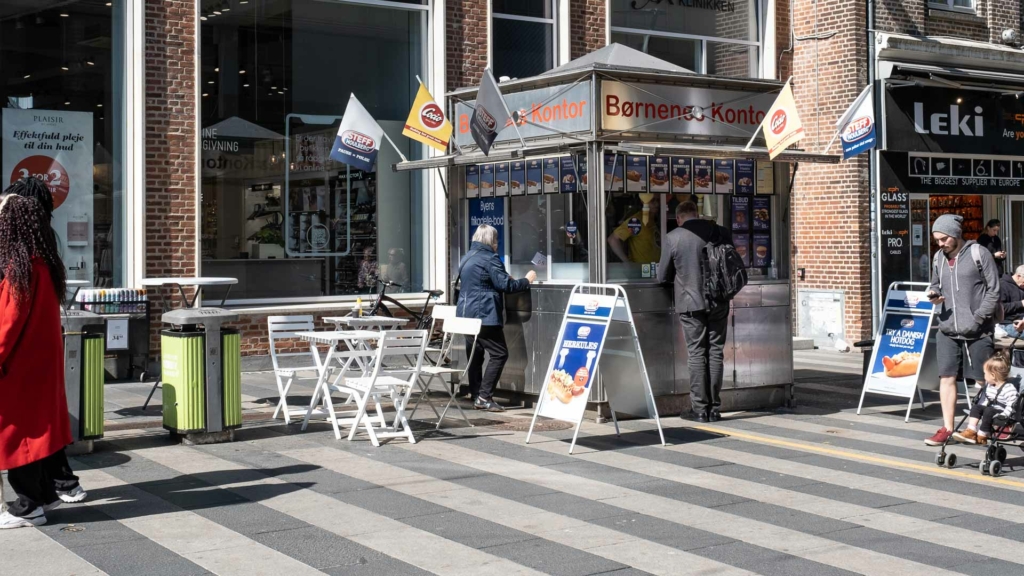 P&oslash;lseboden på Str&oslash;get en sommerdag