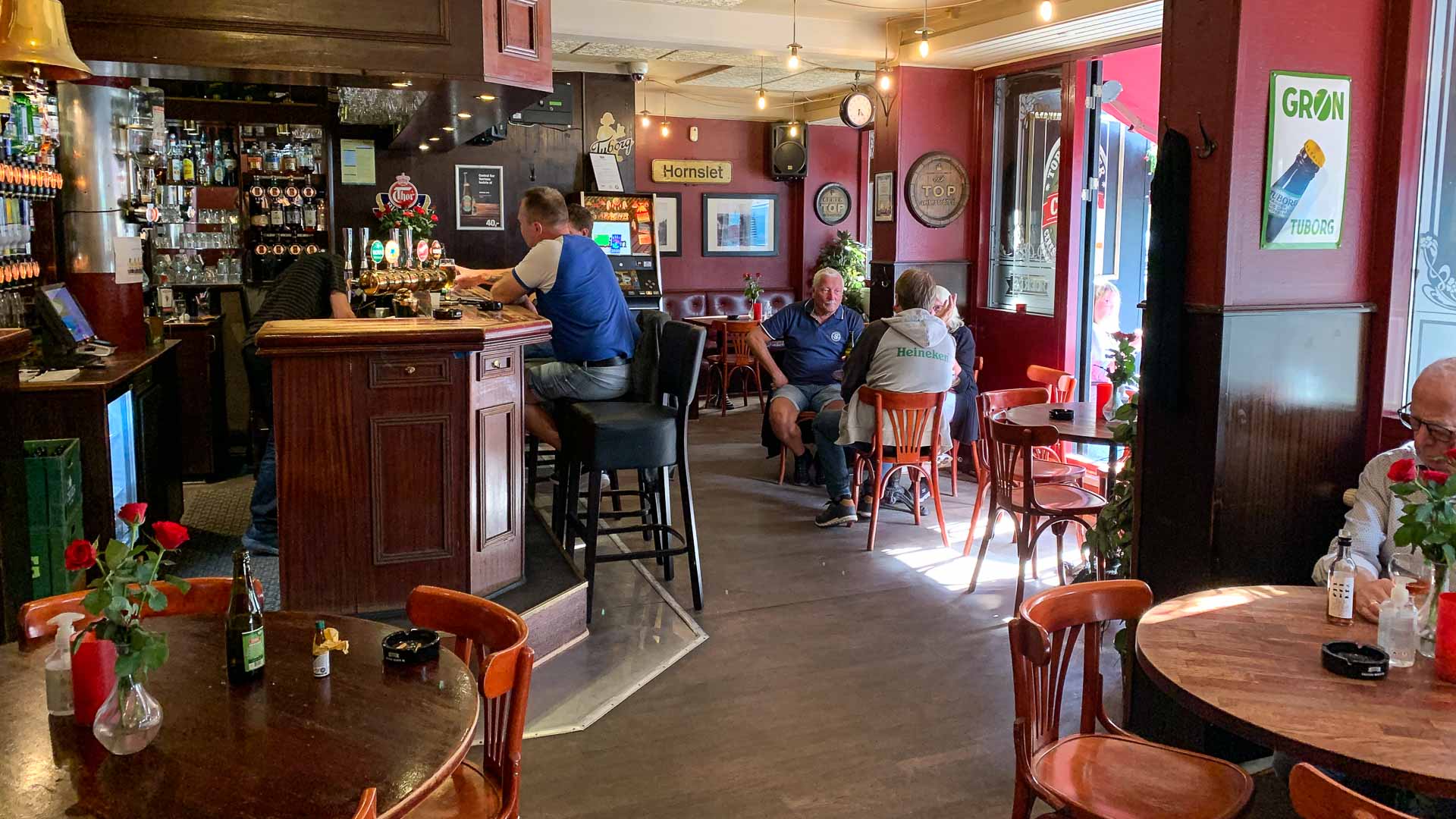 central-bar-klassisk-brunt-v-rtshus-og-en-bajer-i-solen