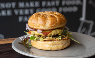 En klassisk Cheeseburger med rosastegt bøf hos Byens Burger i Aarhus