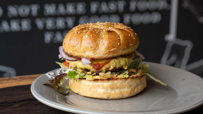 En klassisk Cheeseburger med rosastegt bøf hos Byens Burger i Aarhus