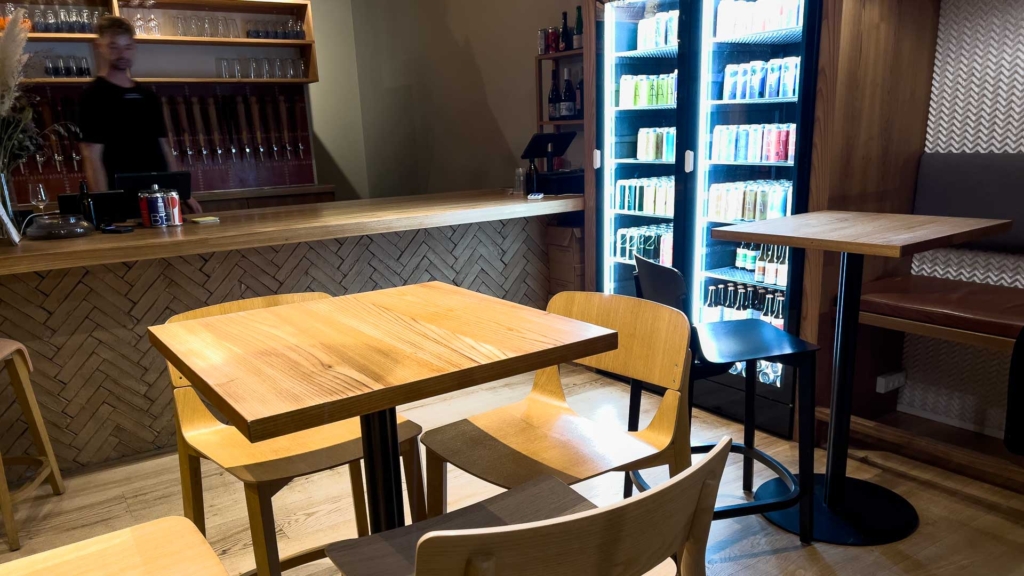 Tr&aelig;borde og tr&aelig;stole hos ÅBEN