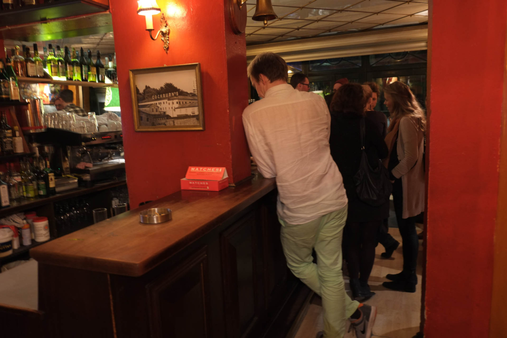 I den ene ende af baren m&aring; mang ryge