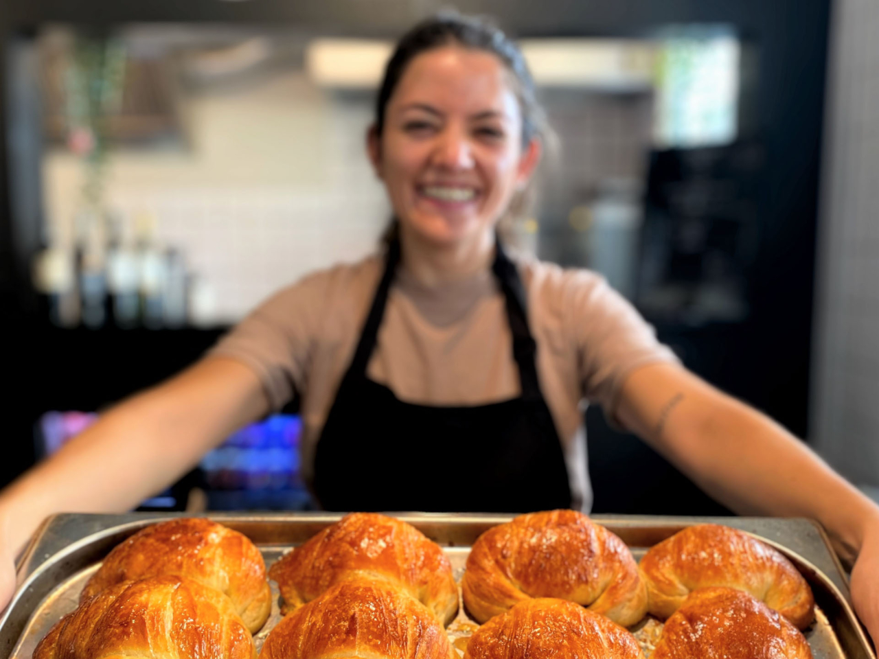 Her ser du Florencia Roldan med lidt brød