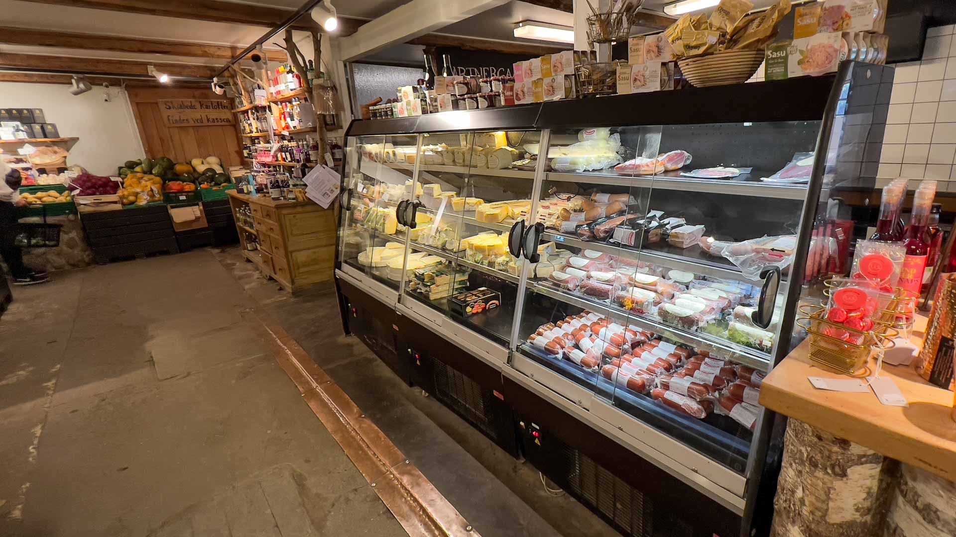 Ost og pølser er der et pænt udvalg af hos Gartnergården i Skødstrup