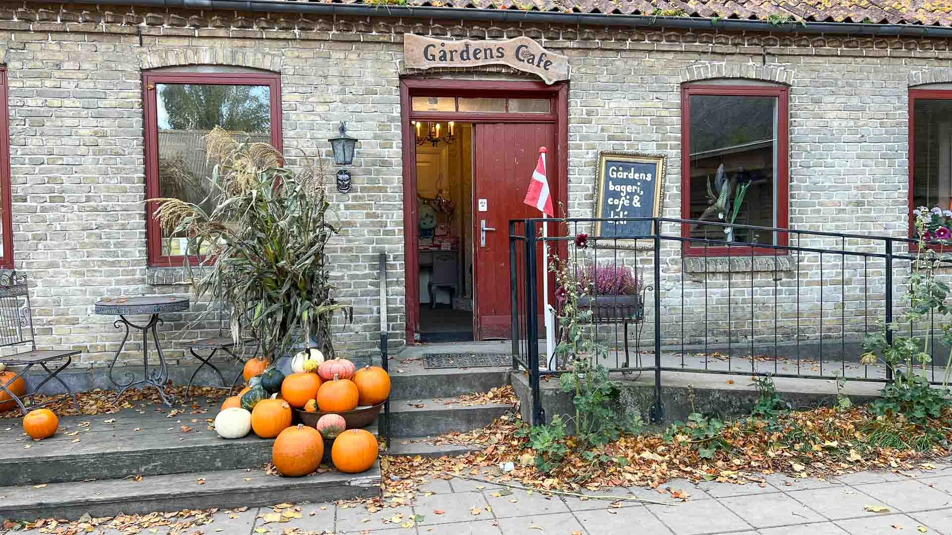 Indgangen til Gårdens Café