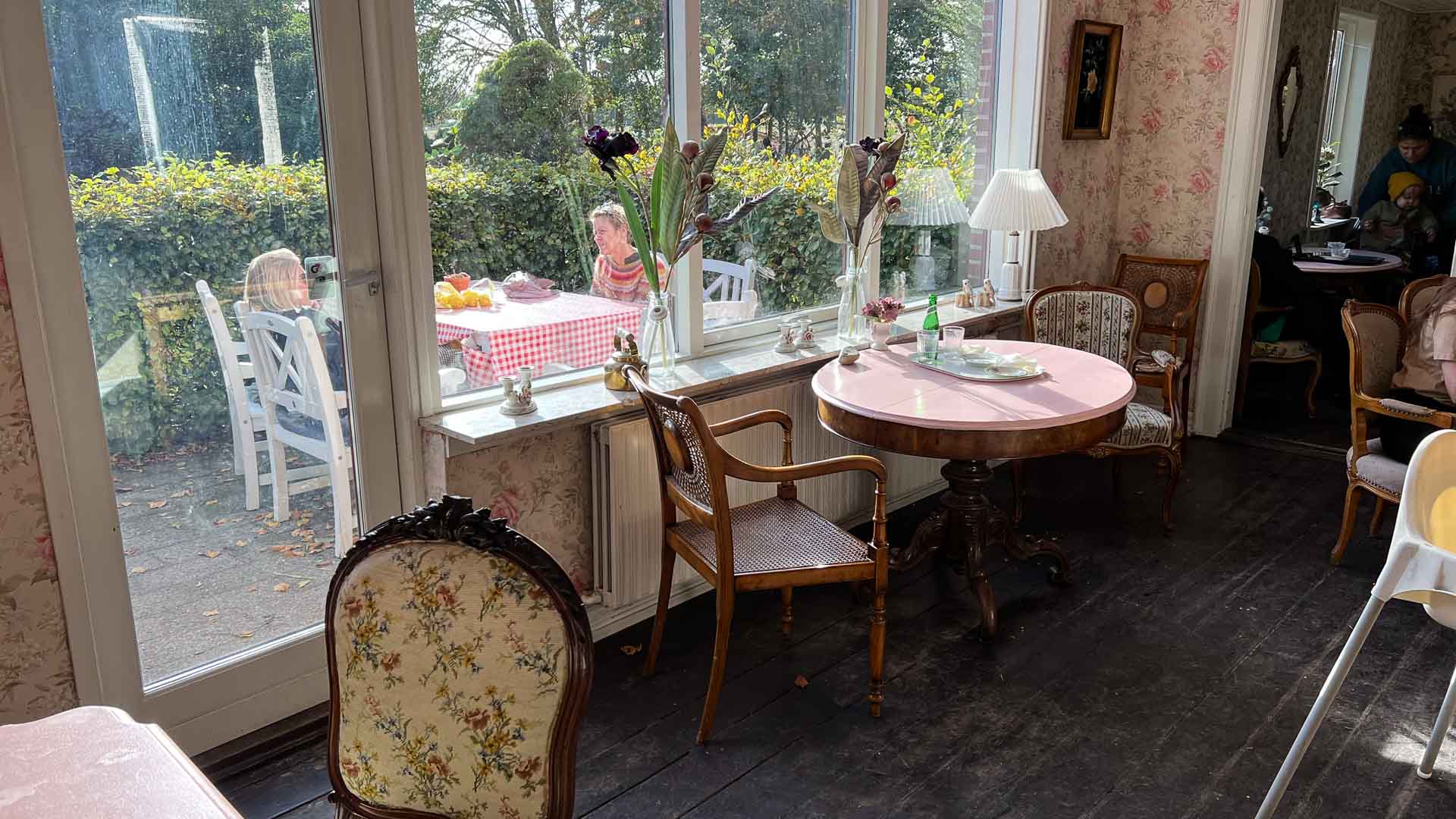 Der er gamle møbler i caféen hos Gartnergården i Skødstrup