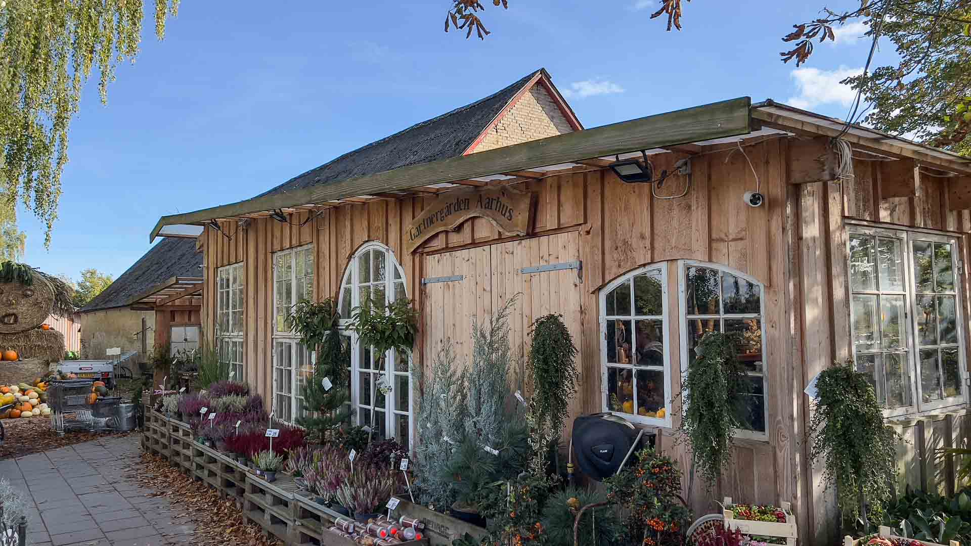 Her går man om til indgangen hos Gartnergården i Skødstrup