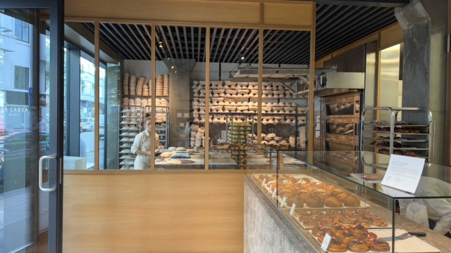 Man kan se bagerne arbejde hos La Cabra Bakery i Borggade