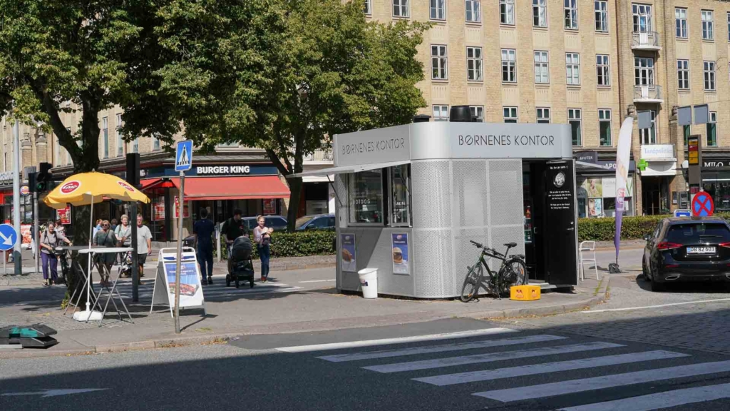 P&oslash;lsevognen p&aring; Baneg&aring;rdspladsen set fra Caf&eacute; Stiften