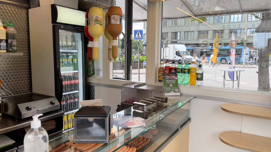 S&aring;dan ser P&oslash;lsevognen p&aring; Baneg&aring;rdspladsen ud indend&oslash;rs