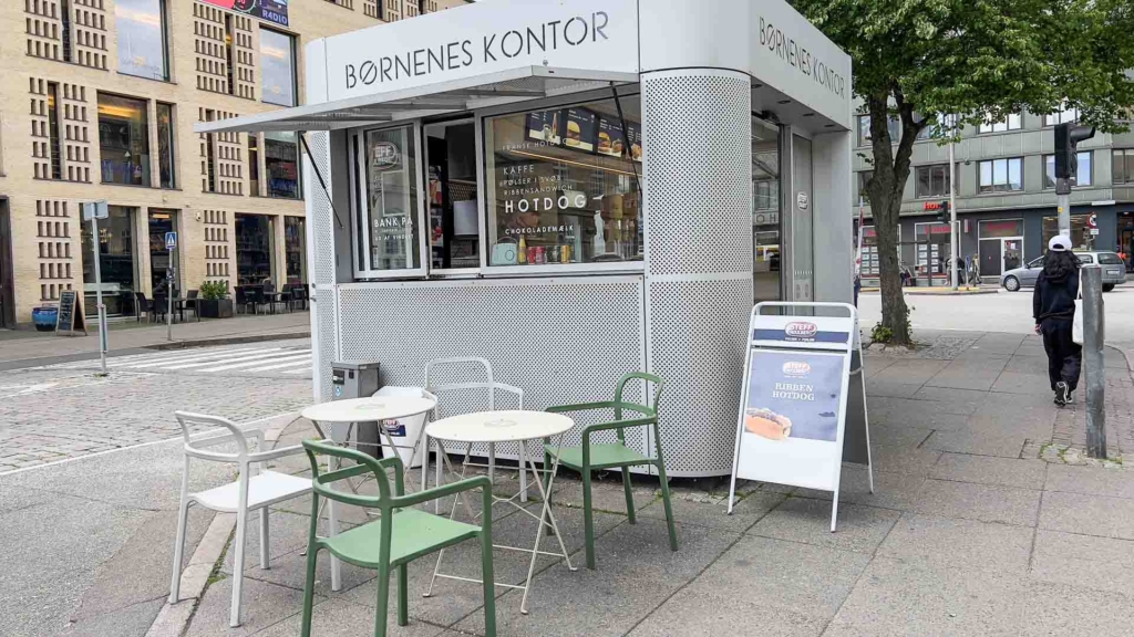 P&oslash;lsevognen på Banegårdspladsen set udefra