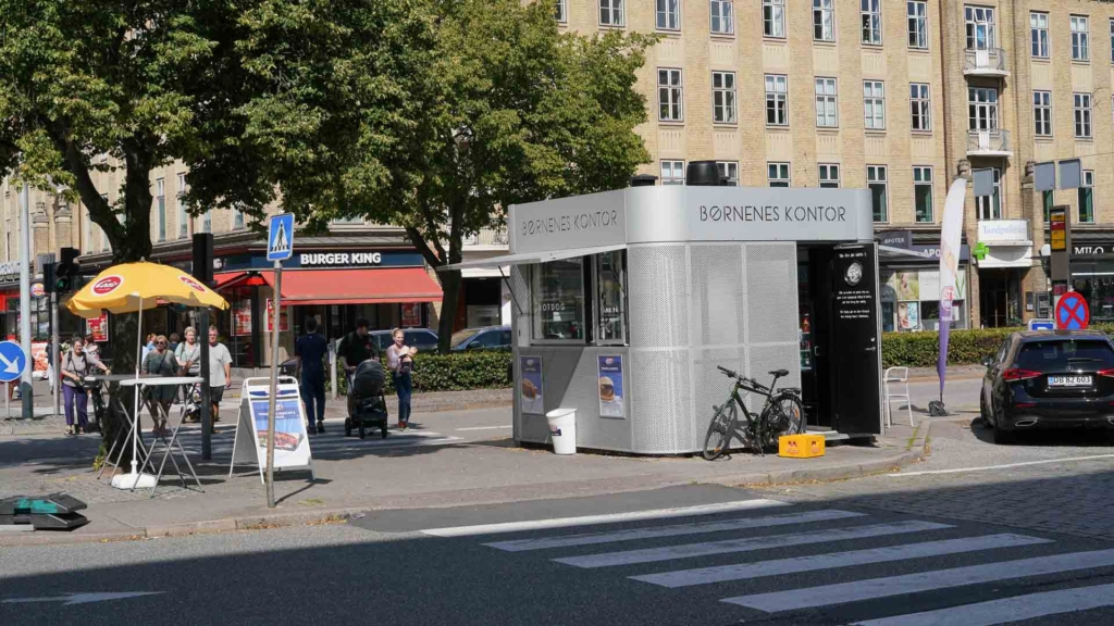 Pølsevognen på Banegårdspladsen set fra Café Stiften