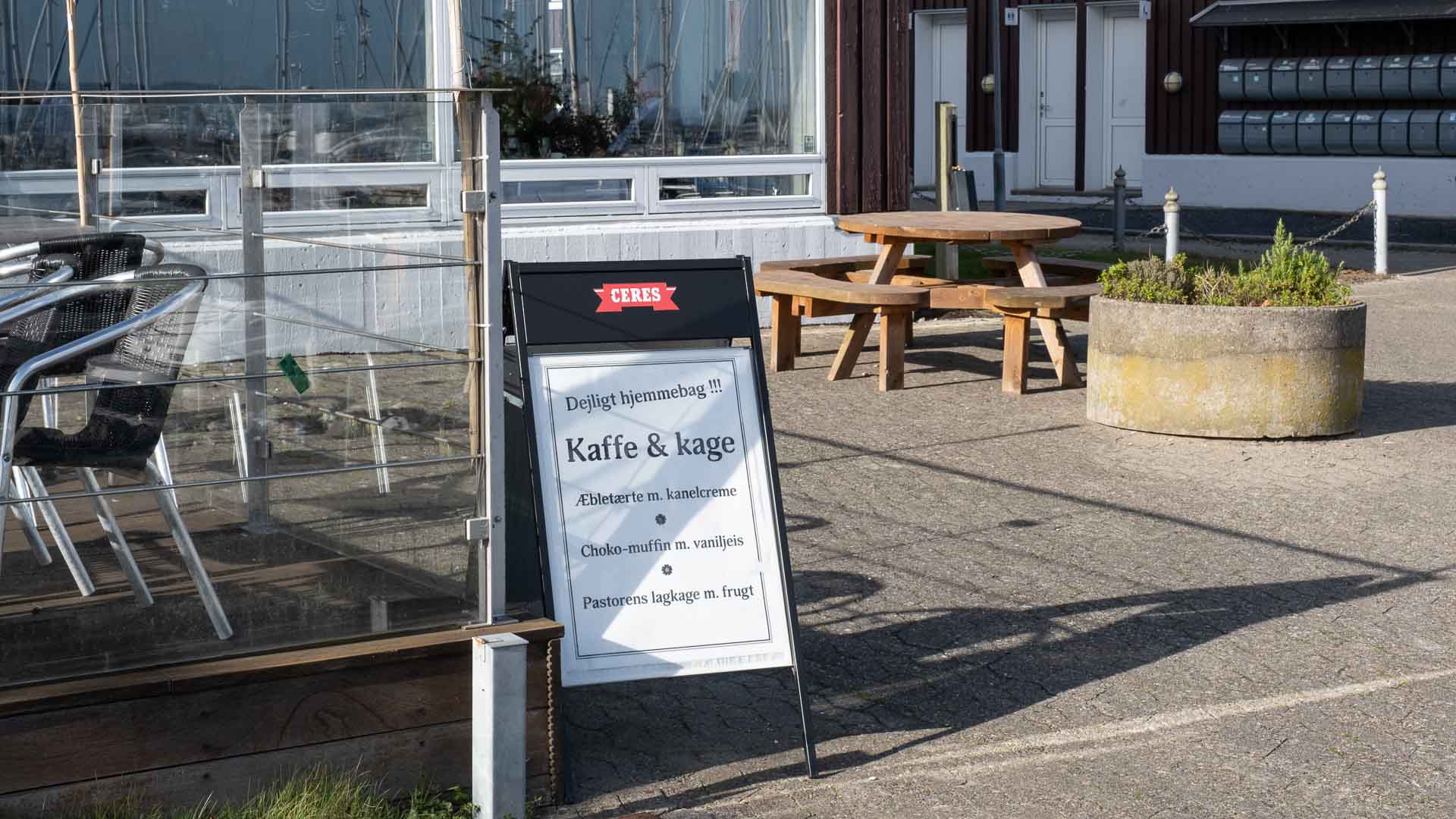 Skilt med dagens hjemmebag hos Restaurant Egå Marina