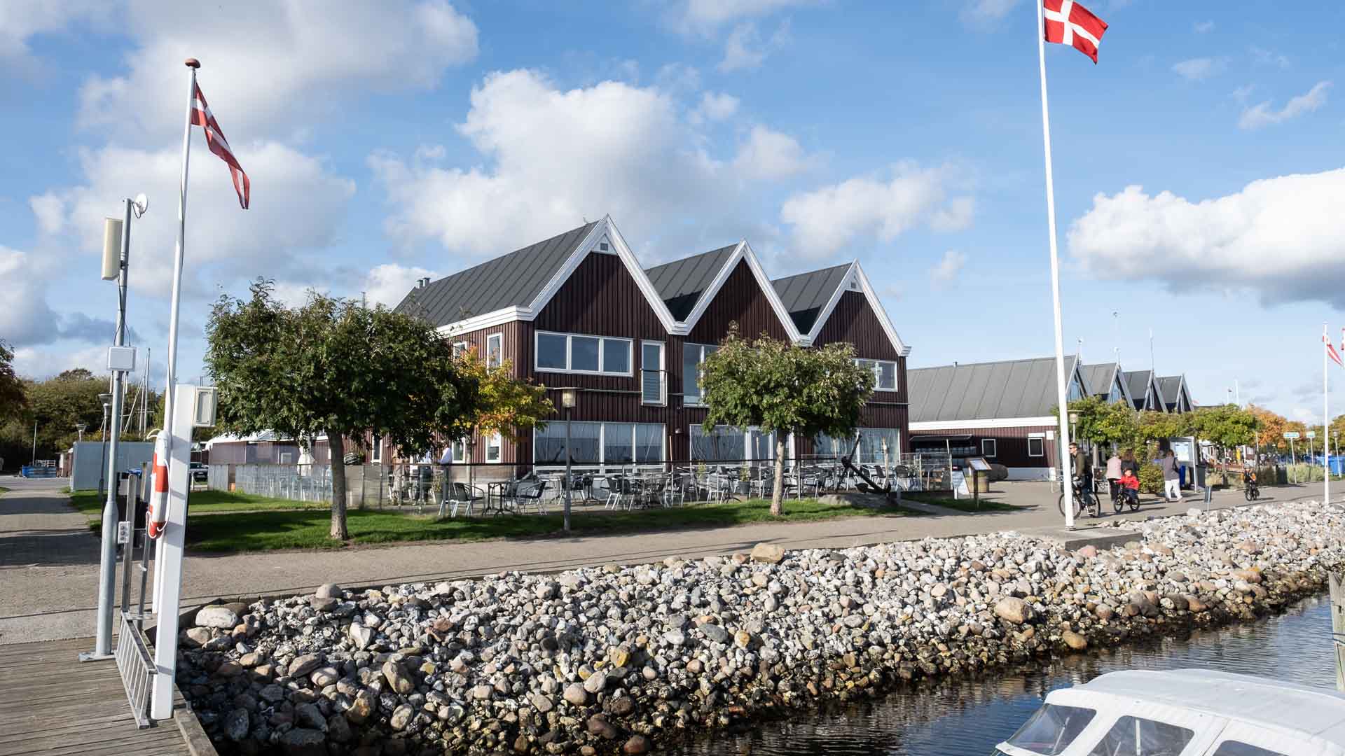 Restaurant Egå Marina set udefra en af badebroerne