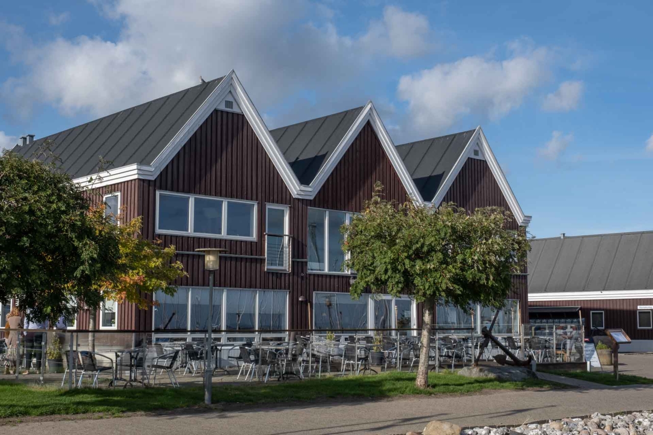 Restaurant Egå Marina set ude fra en bådbro af