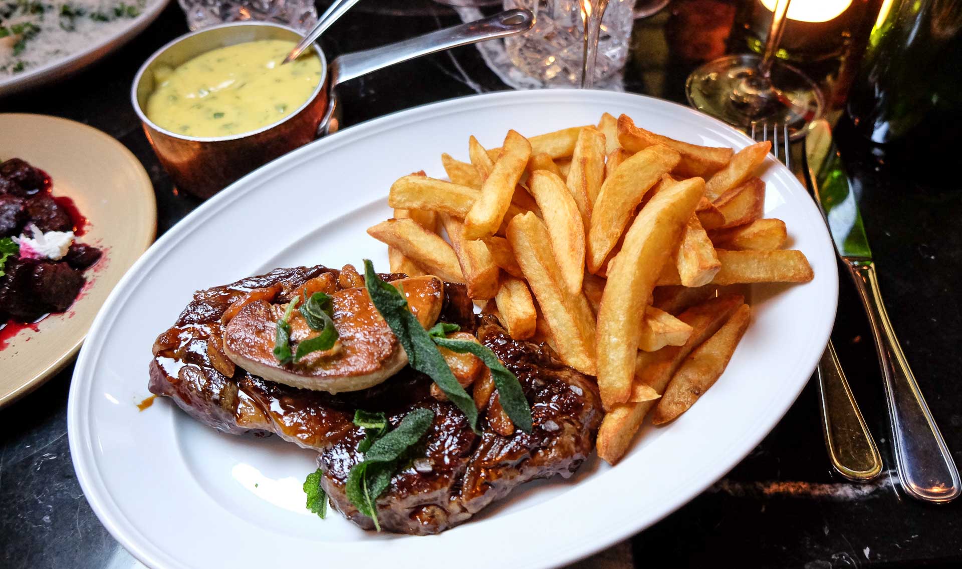 En mør steak med foie gras og håndpisket bearnaisesauce hos Retour Steak i Aarhus