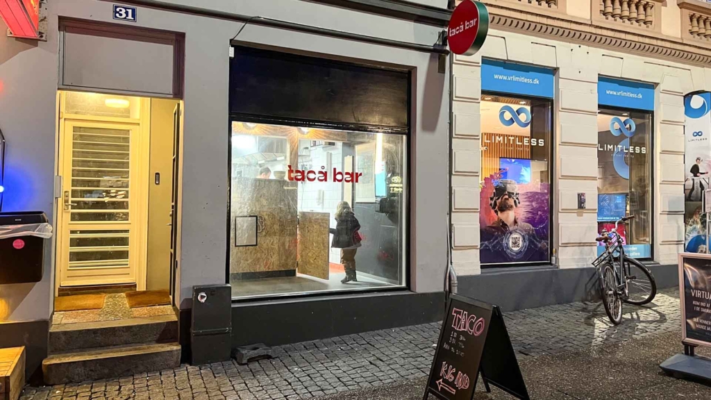 Her ser man Tacå Bar i Frederiksgade udefra