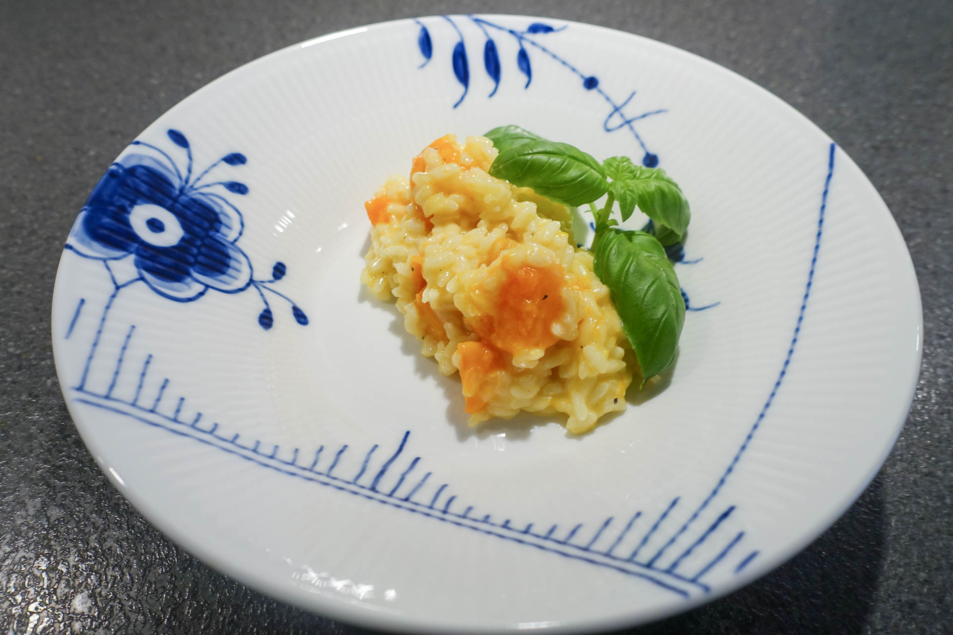 Her ser du den færdige græskar-risotto med parmesan og frisk basilikum