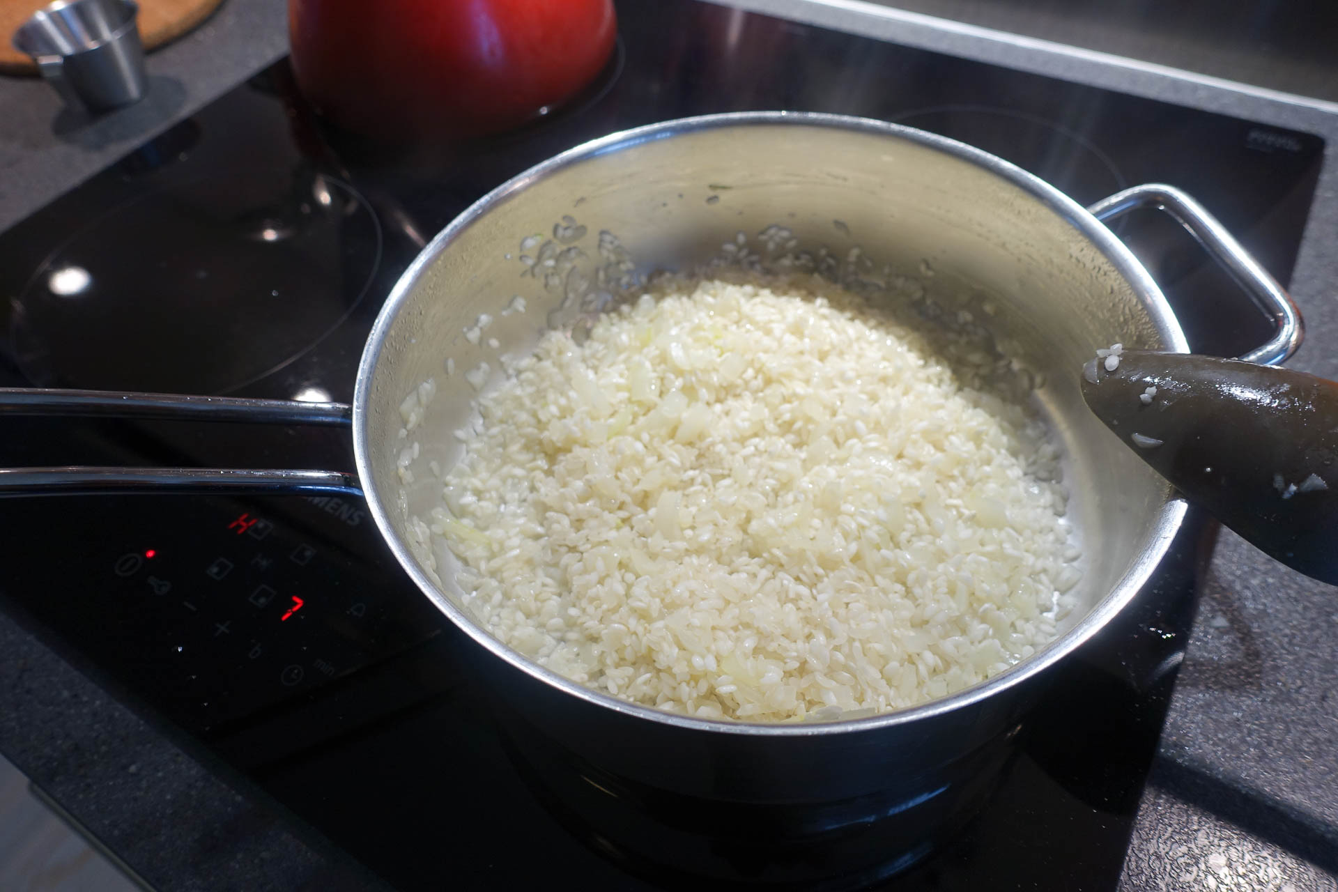 Her tilsætter vi Tilsæt risotto-risene og rører i dem i 1 minut