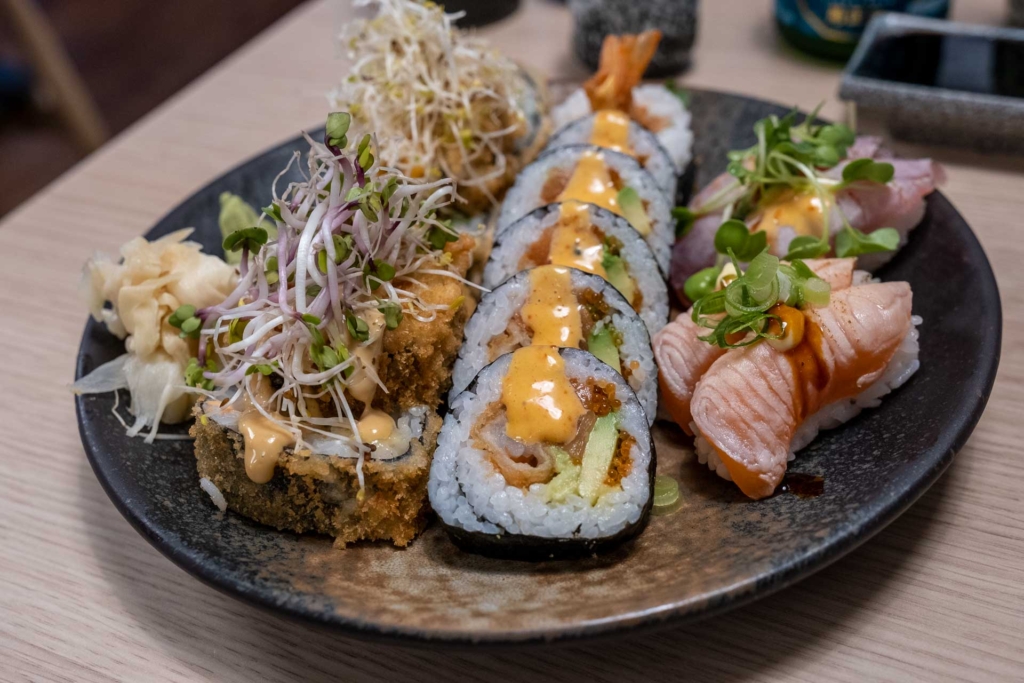Et fad med med frisk sushi hos A+ Siam Sushi