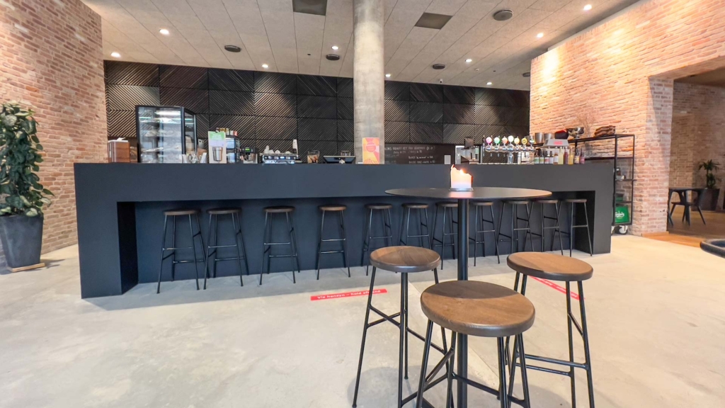 Et sort og stor bar hos Caf&eacute; Europa 2019