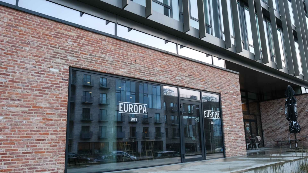 Caf&eacute; Europa 2019 i Brabrand set udefra