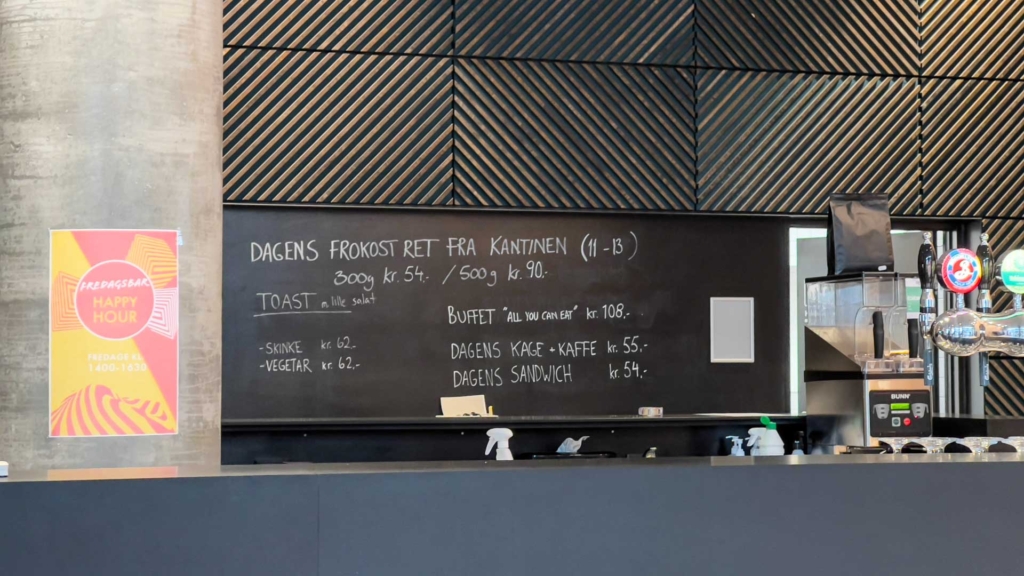 Den sorte menutavle hos Caf&eacute; Europa 2019 i Brabrand