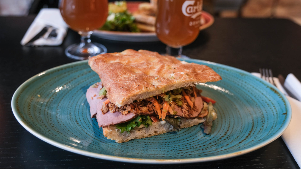 En kold sandwich med roastbeef hos Caf&eacute; Europa 2019