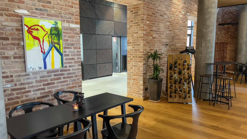 Stole og borde hos Caf&eacute; Europa 2019