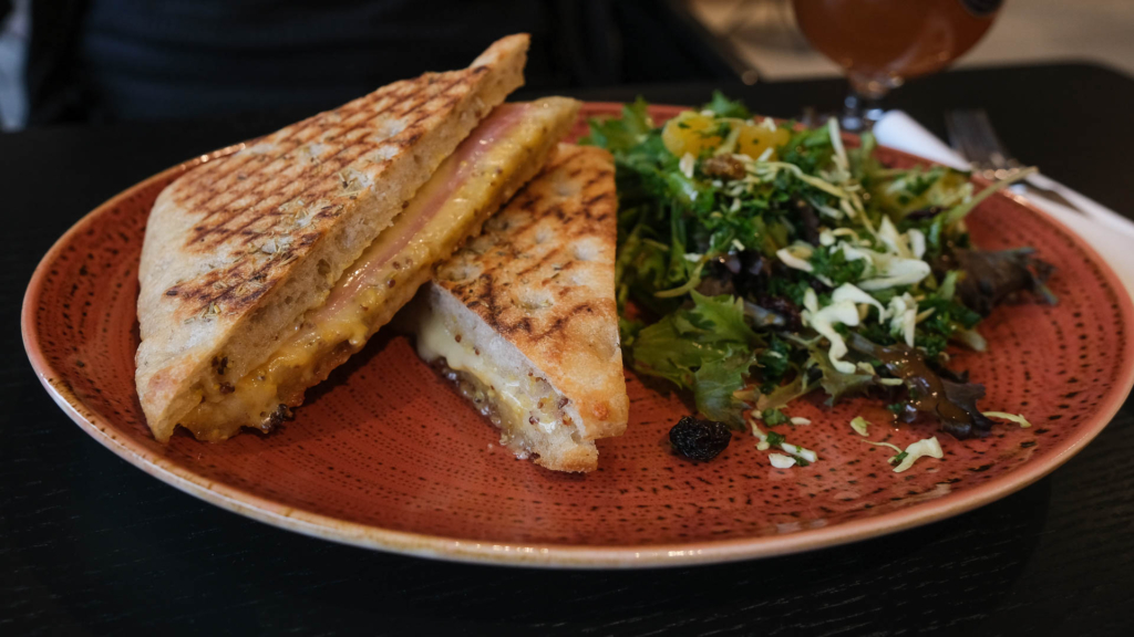 En varm toast med skinke og ost hos Café Europa 2019