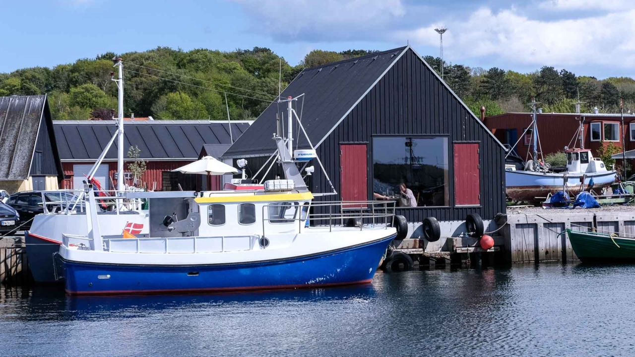 Her ser vi den gamle bygning fra den anden side af havnen