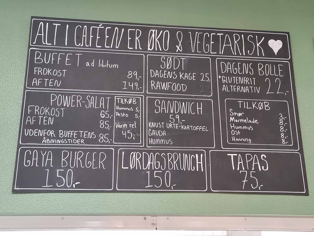 Her ser man udbuddet af mad hos Café Gaya